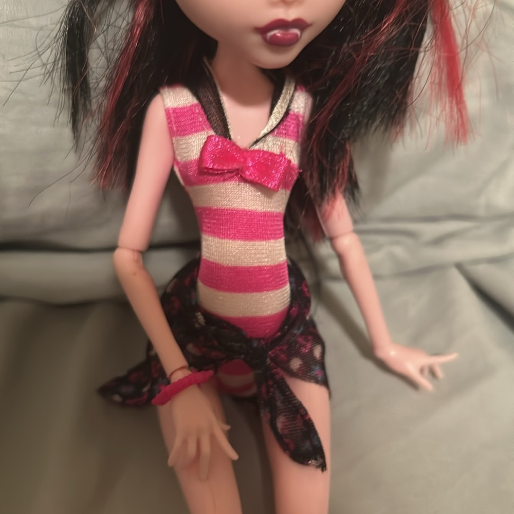 Draculaura Skull Shores Doll G1 - Picture 3 of 3